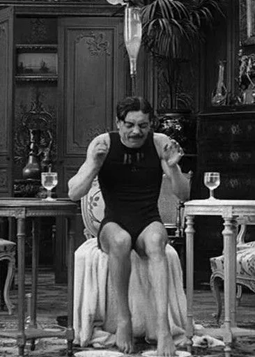 Lucy d'Orbel interpreta a Lili en Max tiene miedo al agua