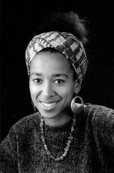 May Ayim interpreta a  en May Ayim: Hoffnung im Herz