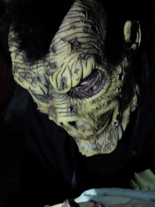 Khaled Masrouga interpreta a Pig Puppet/Monster Stand In en Maybe The Monster