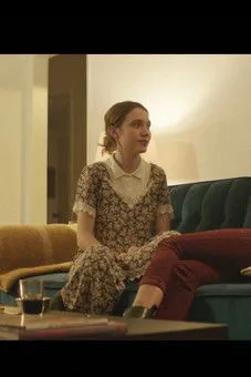 Samantha Carroll interpreta a Blonde roommate en Mean Spirit