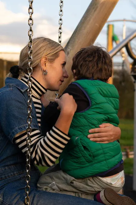 Angus Imrie interpreta a Alan en Measure