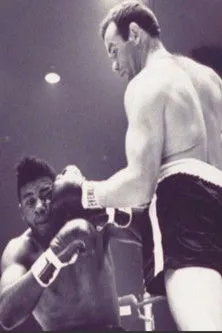 Floyd Patterson interpreta a  en Med krut i nävarna