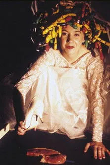 Lorri Millan interpreta a  en Medusa Raw