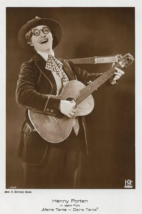 Ralph Arthur Roberts interpreta a Bodo von Bocksdorf en Meine Tante - deine Tante