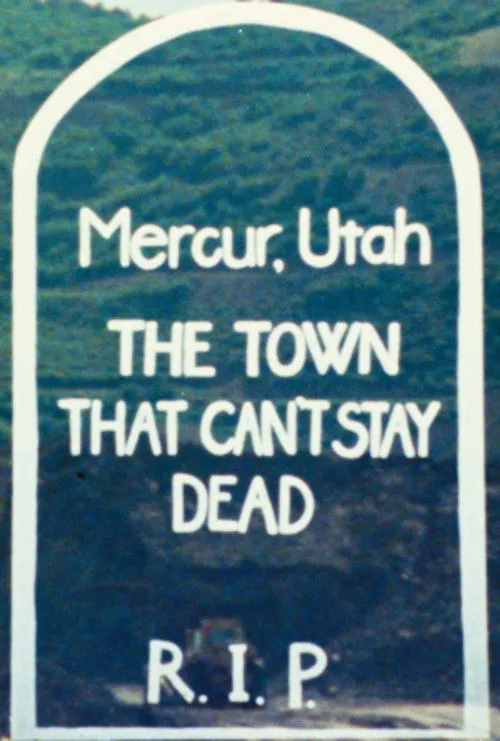 Denver Pyle interpreta a Narrator en Mercur: The Town that Can't Stay Dead