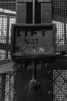 Pat O'Neill interpreta a Narrator en Messages 2