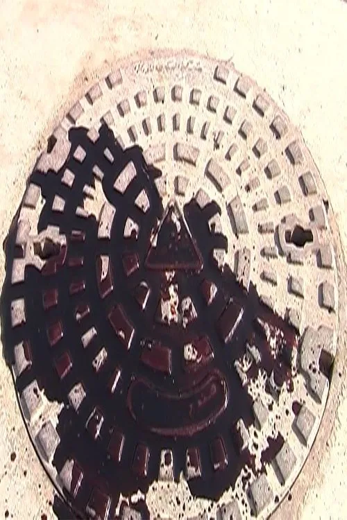 Mousaed Khaled interpreta a  en مفارقات