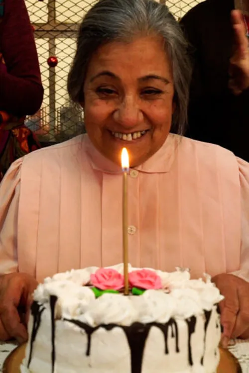 Romina Medina interpreta a Mamá de Elvira en Mientras exista el sol