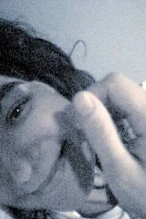 Ashkan Ghods interpreta a en Moment of Clarity