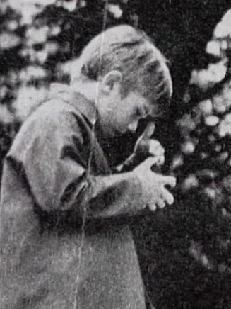 Hou Hsiao-hsien interpreta a Self en Mon père était un ballon rouge: conte de la vie d'Albert Lamorisse