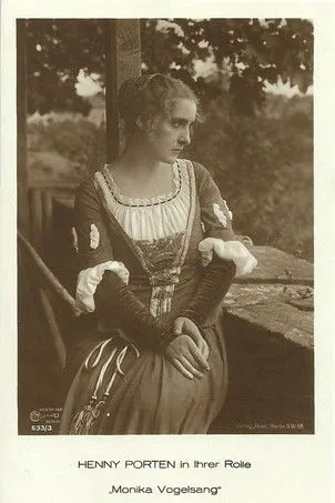 Ilka Grüning interpreta a Witwe Walterspiel en Monika Vogelsang