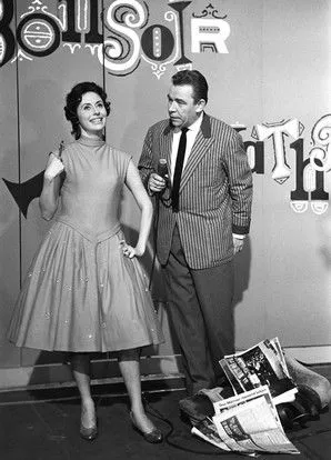 Frank Elstner interpreta a Himself en Montagsmaler, Telespiele, Flitterabend