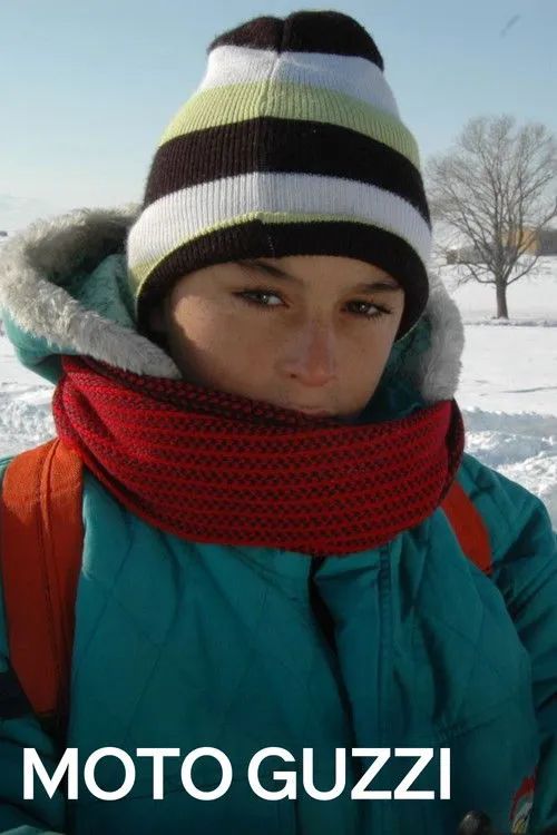 Sebnem Köstem interpreta a  en Moto Guzzi