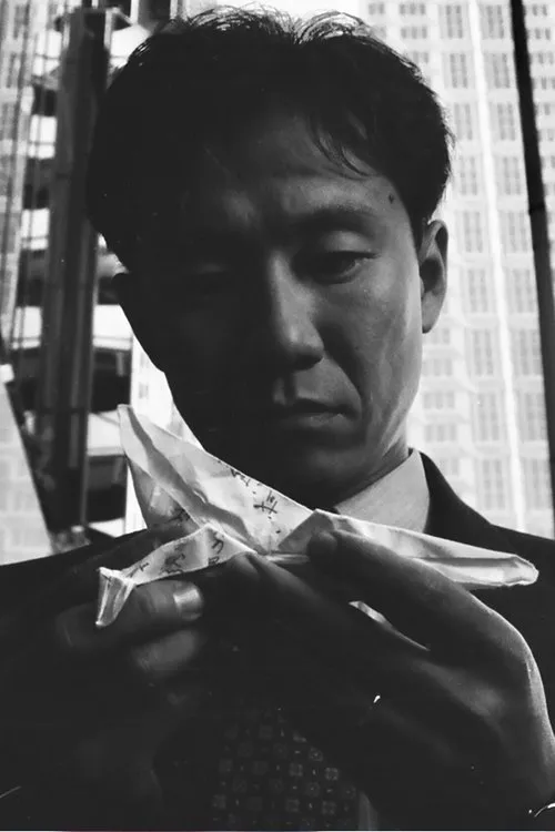 Kazuhiro Muroyama interpreta a Mr Ikegami en Mr Ikegami's Flight