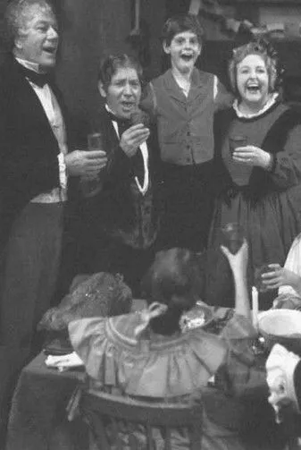 Tessie O'Shea interpreta a Mrs. Cratchit en Mr. Scrooge