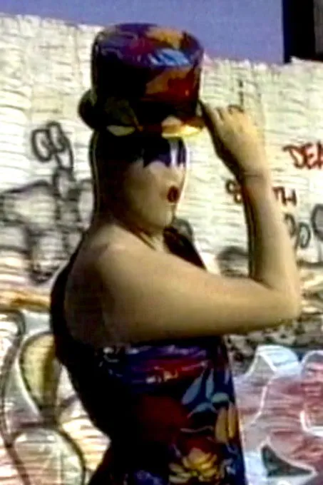 Leigh Bowery interpreta a  en Mrs. Peanut Visits New York