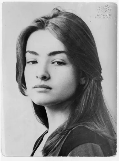 Amiran Amiranashvili interpreta a  en მშვენიერი კოსტუმი