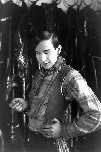 Teuvo Tulio interpreta a Eb-Anzio en Mustat silmät