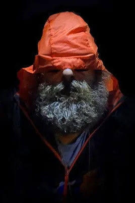 Bartu Küçükçaglayan interpreta a himself en Mutsuz Parti