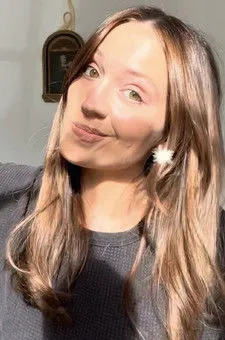 Samantha Carroll interpreta a  en My Vlog