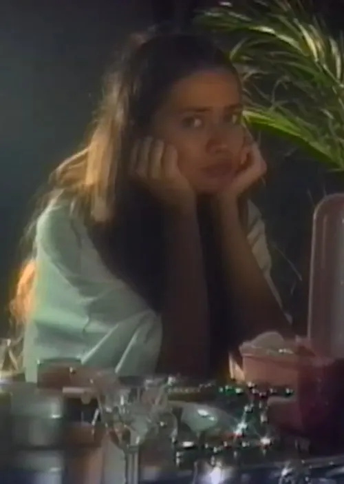 Blue LoLan interpreta a Cindy Savalas en Never Let Me Go (Part II)