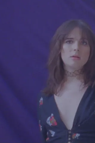 Hari Nef interpreta a The Actress en New York Minute