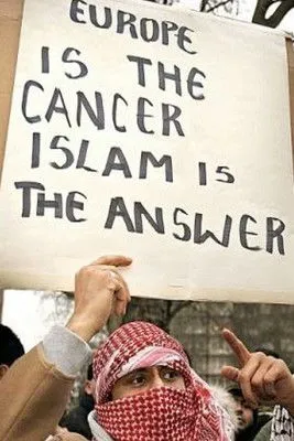 Bijan Zamani interpreta a Narrator en Nidals Liste - Gotteskrieger in Europa