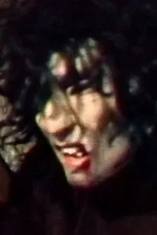 Sam Raimi interpreta a en Night Crew