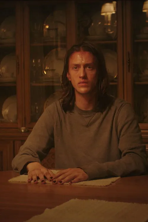 Percy Hynes White interpreta a Son en Night for Night