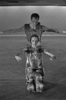 Merce Cunningham interpreta a Dancer en Night Wandering