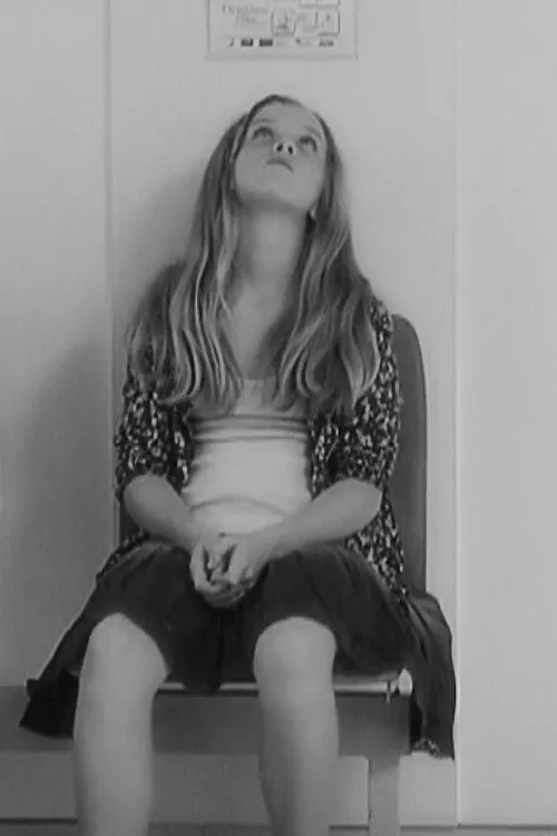 Gaja Pegan Nahtigal interpreta a Katja en Nisem ji pomahala, ko se je odpeljala z busom, čeprav vem, da je pogledala ven