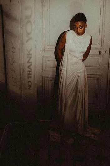 Little Simz interpreta a Herself en NO THANK YOU