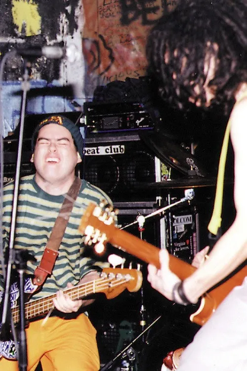 Fat Mike interpreta a Himself en NOFX - Area 4