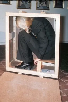 Carl Persson interpreta a Chief of Police en Norbert Kröcher & Operation Leo