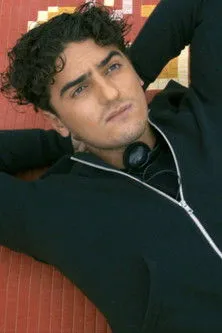 Deena Aziz interpreta a  en Nous avions