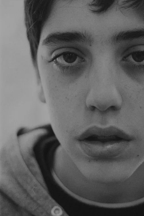 Amit Itzcar interpreta a Nadir the security guard en אני אשתה את דמעותי