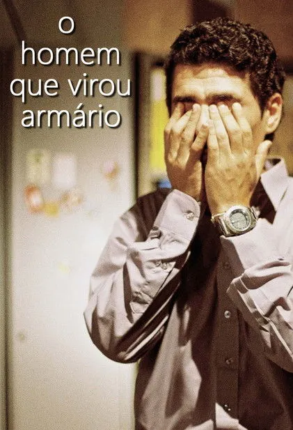 Rômulo Braga interpreta a Homem en O Homem Que Virou Armário