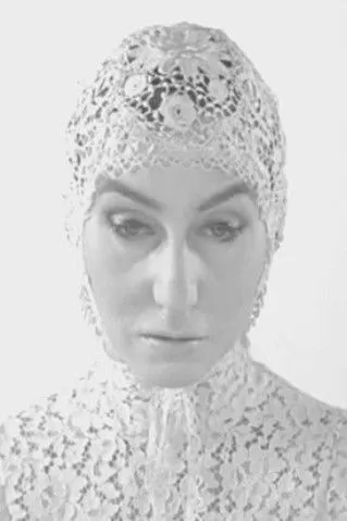 Mikaela Fisher interpreta a  en Odile dans la vallée