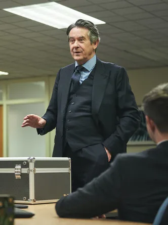 Ellora Torchia interpreta a  en Office Royale