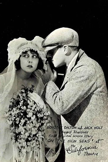 Otto Brower interpreta a Lt. Gray, USN en On the High Seas