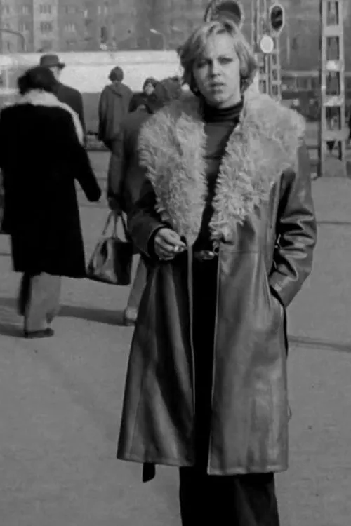 Miklós Erdély interpreta a  en Öndivatbemutató