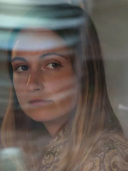 Lizzy Watts interpreta a  en One In The Dark