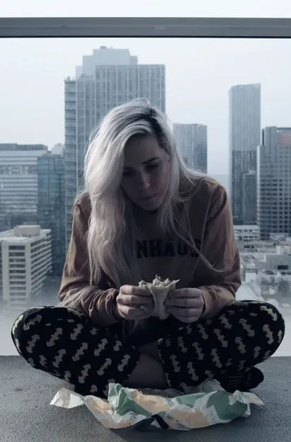 Alanah Pearce interpreta a  en One Year