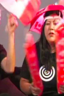 Paul Wong interpreta a Host en Ooooo Canada