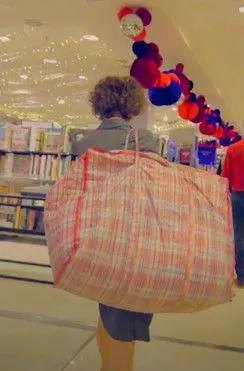 Miranda July interpreta a en Open to the World