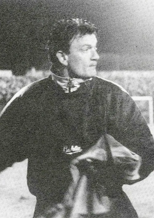 Barry Hearn interpreta a Self en Orient: Club for a Fiver