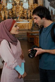 Romi Soares interpreta a Hélène en Os Escravos de Jó