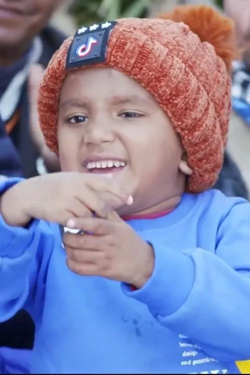 Sachin Pariyar interpreta a en ओठ खोलेर