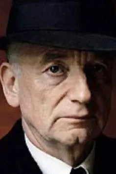 Ian McDiarmid interpreta a B. Charles en Our Hidden Lives