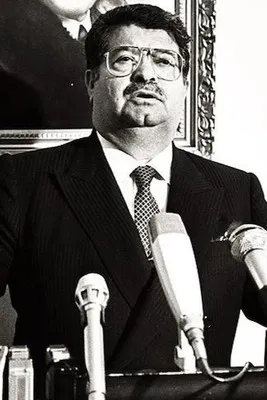 Süleyman Demirel interpreta a Self en Özallı Yıllar: 24 Ocak